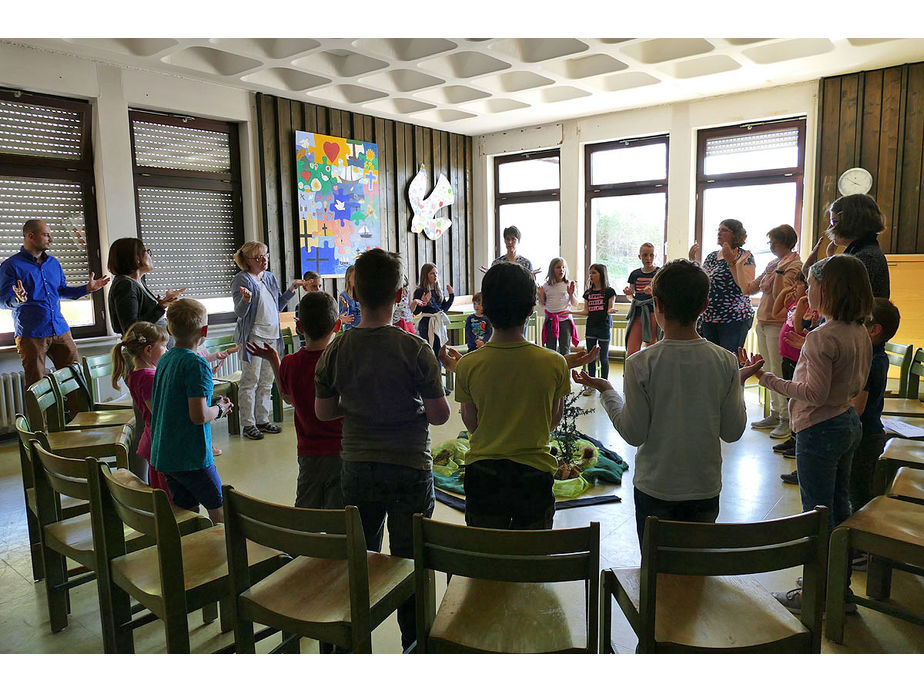 Kinderkarfreitagsliturgie im Gemeindezentrum (Foto: Karl-Franz Thiede)